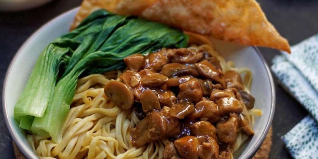 Mie Ayam Pangsit Pak Mis: Kenikmatan yang Menggigit Jiwa di Jantung Cilacap